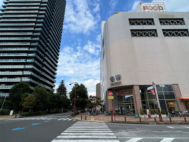 肩こり・頭痛・腰痛・交通事故治療のルルドウ本院までの道のり：書店がある交差点を渡ります